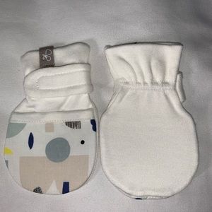 Goumi soft mittens